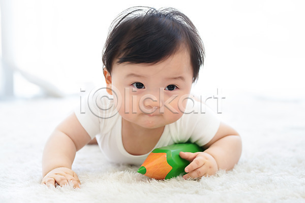 귀여움 보호 성장 남자 남자아기한명만 아기 한국인 한명 JPG 앞모습 포토 상반신 스튜디오촬영 실내 엎드리기 연필 잡기 찡그림 흰배경