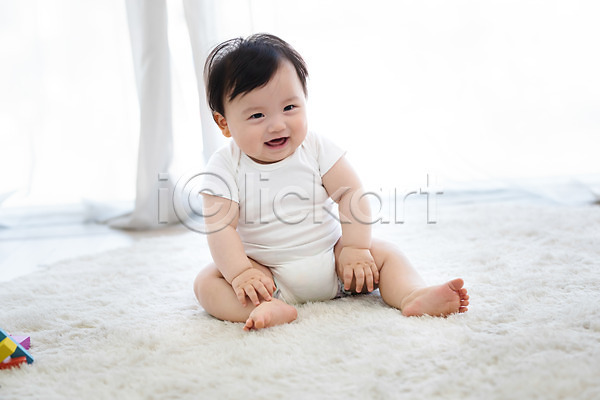 귀여움 보호 성장 남자 남자아기한명만 아기 한국인 한명 JPG 앞모습 포토 기저귀 미소(표정) 스튜디오촬영 실내 앉기 전신 흰배경