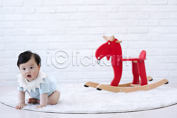 귀여움 보호 성장 남자 남자아기한명만 아기 한국인 한명 JPG 앞모습 포토 놀이 목마 스튜디오촬영 실내 앉기 장난감 전신 흰배경