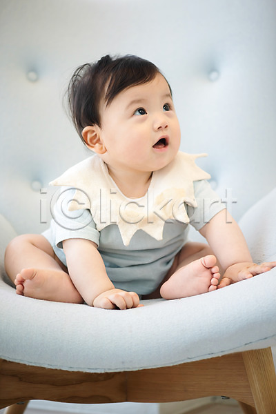 귀여움 보호 성장 집중 남자 남자아기한명만 아기 한국인 한명 JPG 앞모습 포토 미소(표정) 스튜디오촬영 실내 앉기 응시 의자 전신