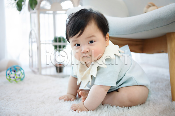 귀여움 보호 성장 집중 남자 남자아기한명만 아기 한국인 한명 JPG 앞모습 포토 기저귀 스튜디오촬영 실내 앉기 응시 장난감 전신