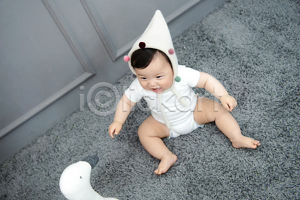 귀여움 보호 성장 행복 남자 남자아기한명만 아기 한국인 한명 JPG 앞모습 포토 하이앵글 모자(잡화) 미소(표정) 스튜디오촬영 실내 응시 인형 전신 회색배경