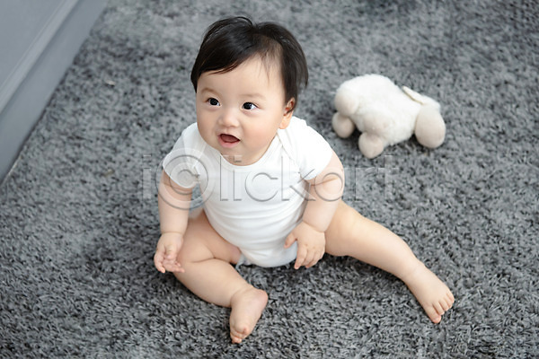 귀여움 보호 성장 행복 남자 남자아기한명만 아기 한국인 한명 JPG 앞모습 포토 하이앵글 기저귀 미소(표정) 스튜디오촬영 실내 양인형 올려보기 웃음 응시 인형 전신 회색배경