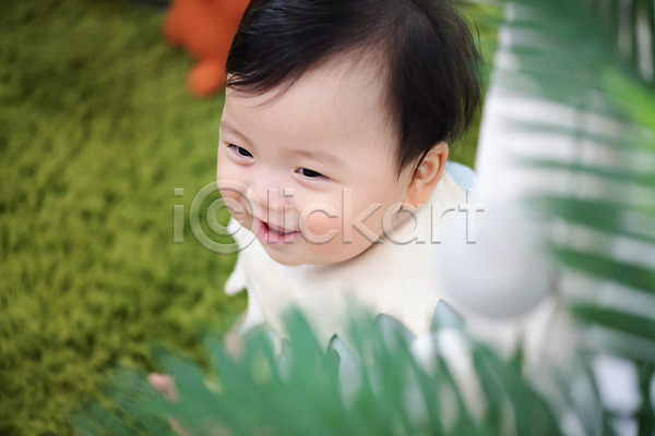 귀여움 보호 성장 행복 남자 남자아기한명만 아기 한국인 한명 JPG 앞모습 포토 녹색배경 미소(표정) 상반신 스튜디오촬영 실내 웃음