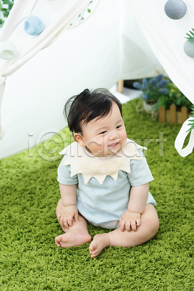 귀여움 보호 성장 행복 남자 남자아기한명만 아기 한국인 한명 JPG 앞모습 포토 기저귀 녹색배경 미소(표정) 스튜디오촬영 실내 앉기 웃음 응시 전신