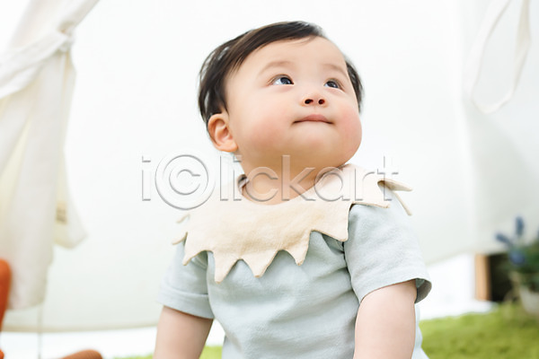 귀여움 보호 성장 행복 남자 남자아기한명만 아기 한국인 한명 JPG 로우앵글 앞모습 포토 미소(표정) 상반신 스튜디오촬영 실내 웃음 응시
