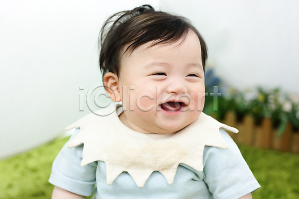 귀여움 보호 성장 행복 남자 남자아기한명만 아기 한국인 한명 JPG 앞모습 포토 미소(표정) 상반신 스튜디오촬영 실내 웃음