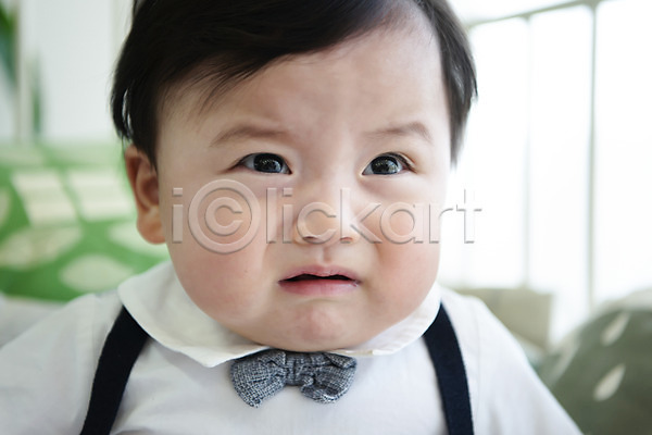 귀여움 보호 성장 슬픔 남자 남자아기한명만 아기 한국인 한명 JPG 근접촬영 앞모습 포토 눈물 상반신 서운함 스튜디오촬영 실내 억울 얼굴 울음 응시