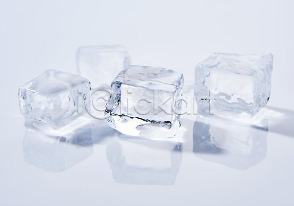 시원함 차가움 사람없음 JPG 포토 반사 백그라운드 스튜디오촬영 실내 얼음 얼음조각 여러개 오브젝트 투명 흰배경 흰색
