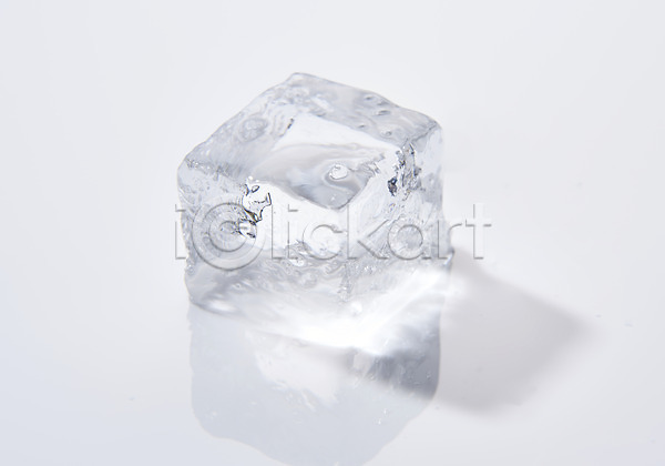 시원함 차가움 사람없음 JPG 포토 백그라운드 스튜디오촬영 실내 얼음 얼음조각 오브젝트 투명 한개 흰배경 흰색