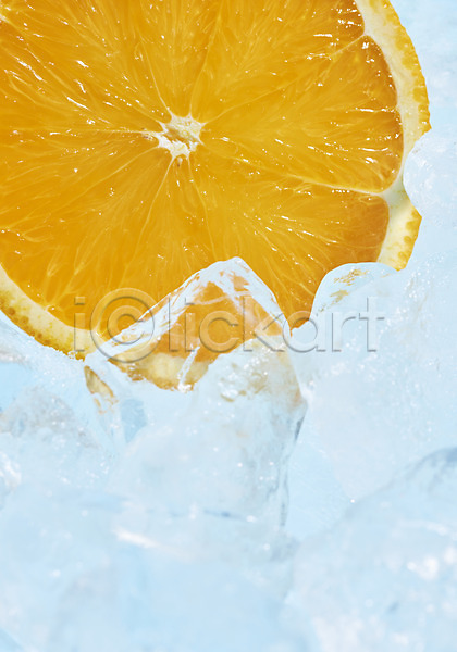 시원함 차가움 사람없음 JPG 포토 백그라운드 스튜디오촬영 실내 얼음 얼음조각 여러개 오렌지 오브젝트 투명 파란색