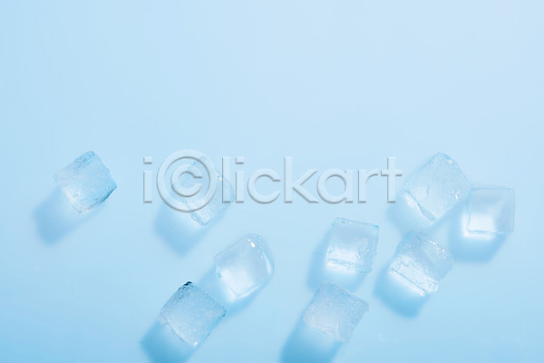 시원함 차가움 사람없음 JPG 포토 백그라운드 스튜디오촬영 실내 얼음 얼음조각 여러개 오브젝트 투명 파란배경 파란색