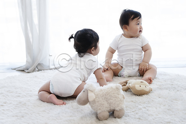 귀여움 보호 성장 남자 두명 아기 아기만 여자 한국인 JPG 뒷모습 앞모습 포토 기저귀 놀이 실내 앉기 육아 응시 인형 전신