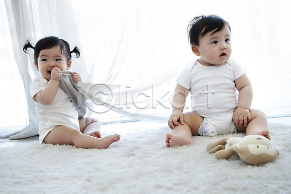 귀여움 보호 성장 남자 두명 아기 아기만 여자 한국인 JPG 앞모습 옆모습 포토 기저귀 놀이 물기(모션) 실내 앉기 육아 인형 전신