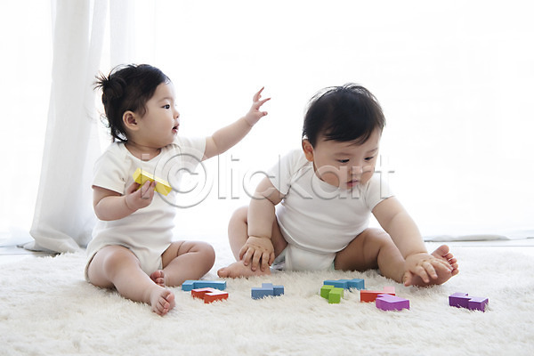 귀여움 보호 성장 남자 두명 아기 아기만 여자 한국인 JPG 앞모습 포토 기저귀 놀이 블록 실내 앉기 육아 전신