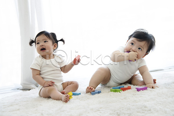 귀여움 보호 성장 남자 두명 아기 아기만 여자 한국인 JPG 앞모습 포토 기저귀 놀이 물기(모션) 블록 실내 앉기 육아 응시 전신