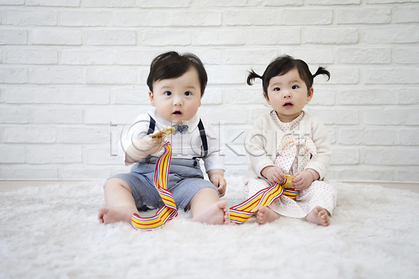 귀여움 보호 성장 남자 두명 아기 아기만 여자 한국인 JPG 앞모습 포토 놀이 메달 실내 앉기 육아 응시 전신 캐주얼