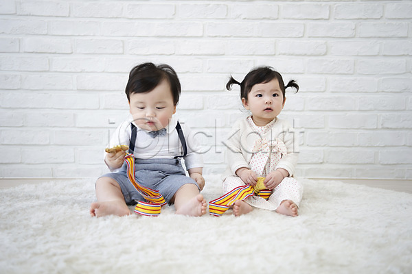 귀여움 보호 성장 남자 두명 아기 아기만 여자 한국인 JPG 앞모습 포토 놀이 메달 실내 앉기 육아 전신 캐주얼