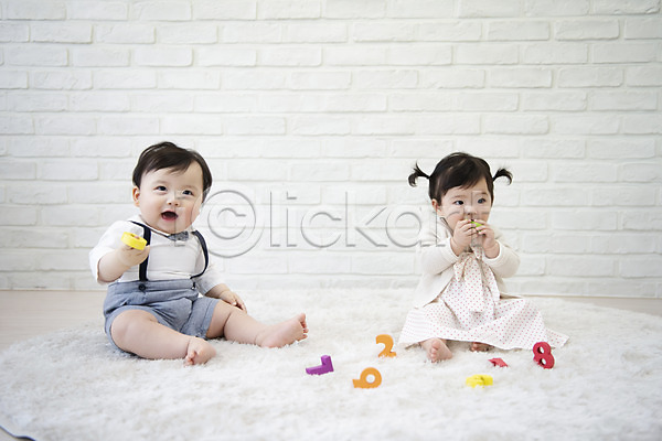 귀여움 보호 성장 남자 두명 아기 아기만 여자 한국인 JPG 앞모습 포토 놀이 물기(모션) 미소(표정) 블록 숫자 실내 앉기 육아 응시 전신 캐주얼