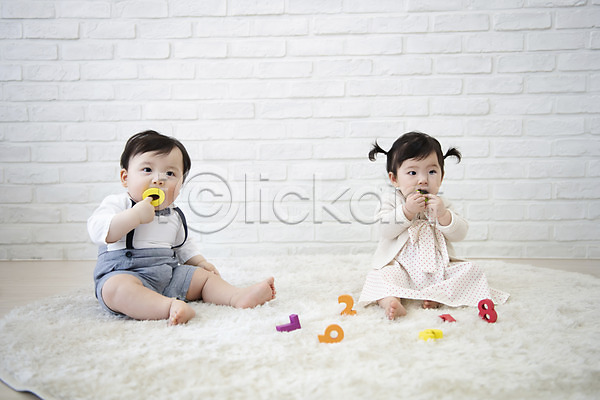 귀여움 보호 성장 남자 두명 아기 아기만 여자 한국인 JPG 앞모습 포토 놀이 물기(모션) 블록 숫자 실내 앉기 육아 응시 전신 캐주얼