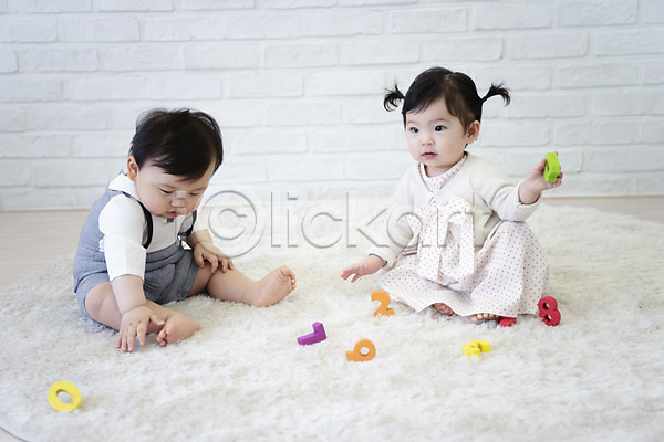 귀여움 보호 성장 남자 두명 아기 아기만 여자 한국인 JPG 앞모습 포토 놀이 들기 블록 숫자 실내 앉기 육아 전신 캐주얼