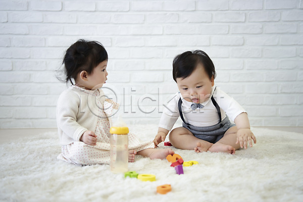 귀여움 보호 성장 남자 두명 아기 아기만 여자 한국인 JPG 앞모습 옆모습 포토 놀이 블록 숫자 실내 앉기 육아 전신 젖병 캐주얼