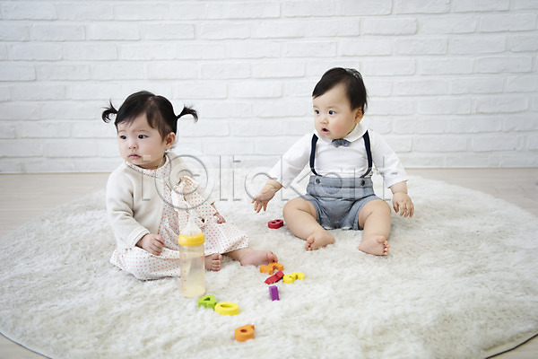 귀여움 보호 성장 남자 두명 아기 아기만 여자 한국인 JPG 앞모습 포토 놀이 블록 숫자 실내 앉기 육아 응시 전신 젖병 캐주얼