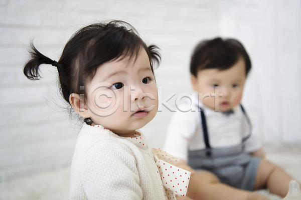 귀여움 보호 성장 남자 두명 아기 아기만 여자 한국인 JPG 아웃포커스 옆모습 포토 상반신 실내 앉기 육아 응시