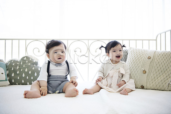귀여움 보호 성장 남자 두명 아기 아기만 여자 한국인 JPG 앞모습 포토 놀이 미소(표정) 실내 앉기 육아 응시 전신 캐주얼