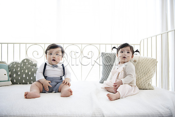 귀여움 보호 성장 남자 두명 아기 아기만 여자 한국인 JPG 앞모습 포토 놀이 실내 앉기 육아 응시 전신 침대 캐주얼