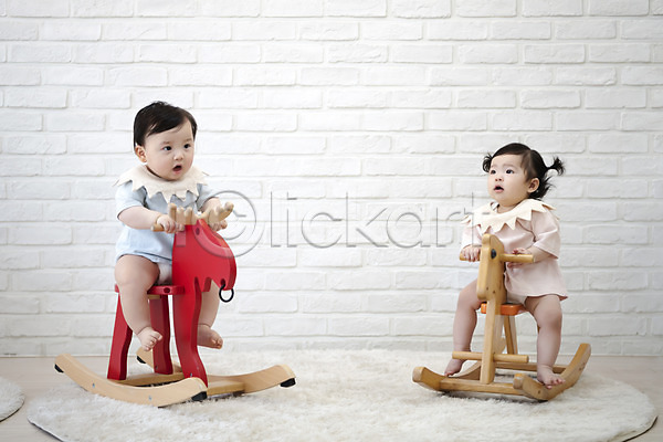 귀여움 보호 성장 남자 두명 아기 아기만 여자 한국인 JPG 앞모습 포토 기저귀 놀이 목마 실내 앉기 육아 응시 전신