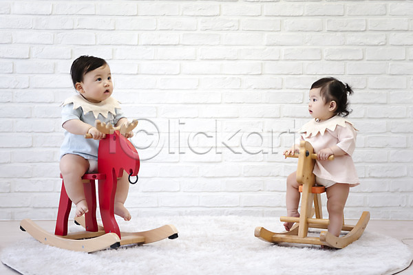 귀여움 보호 성장 남자 두명 아기 아기만 여자 한국인 JPG 앞모습 포토 기저귀 놀이 목마 실내 앉기 육아 응시 전신
