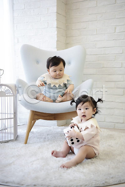 귀여움 보호 성장 남자 두명 아기 아기만 여자 한국인 JPG 앞모습 옆모습 포토 기저귀 놀이 실내 앉기 육아 의자 전신 주사위
