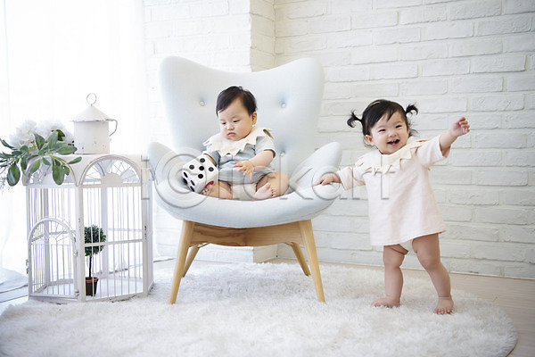 귀여움 보호 성장 즐거움 남자 두명 아기 아기만 여자 한국인 JPG 앞모습 포토 기저귀 놀이 미소(표정) 서기 실내 앉기 육아 의자 전신 주사위
