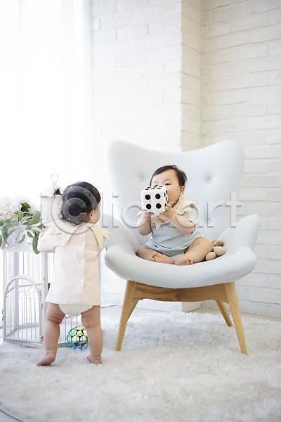 귀여움 보호 성장 남자 두명 아기 아기만 여자 한국인 JPG 뒷모습 앞모습 포토 기저귀 놀이 서기 실내 앉기 육아 의자 전신 주사위