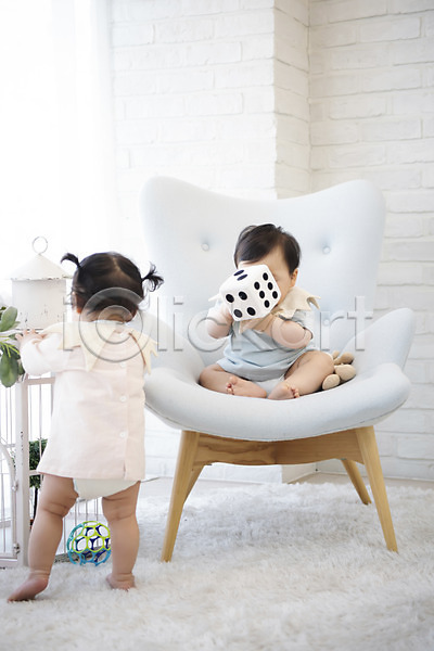 귀여움 보호 성장 남자 두명 아기 아기만 여자 한국인 JPG 뒷모습 앞모습 포토 기저귀 놀이 들기 서기 실내 앉기 육아 의자 전신 주사위