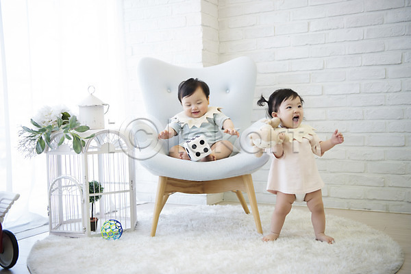 귀여움 보호 성장 즐거움 남자 두명 아기 아기만 여자 한국인 JPG 앞모습 포토 기저귀 놀이 서기 실내 앉기 육아 의자 인형 전신 주사위
