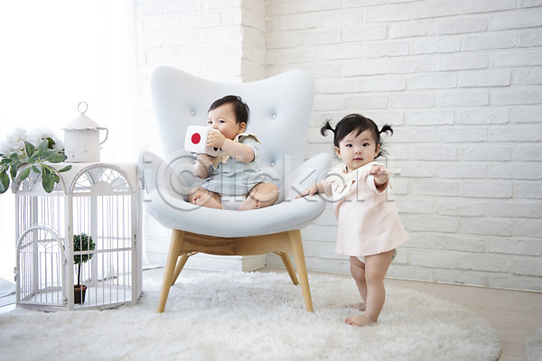 귀여움 보호 성장 남자 두명 아기 아기만 여자 한국인 JPG 앞모습 포토 기저귀 놀이 서기 실내 앉기 육아 의자 전신 주사위