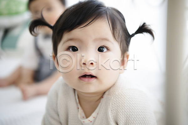 귀여움 보호 성장 남자 두명 아기 아기만 여자 한국인 JPG 근접촬영 아웃포커스 앞모습 포토 상반신 실내 앉기 육아 응시