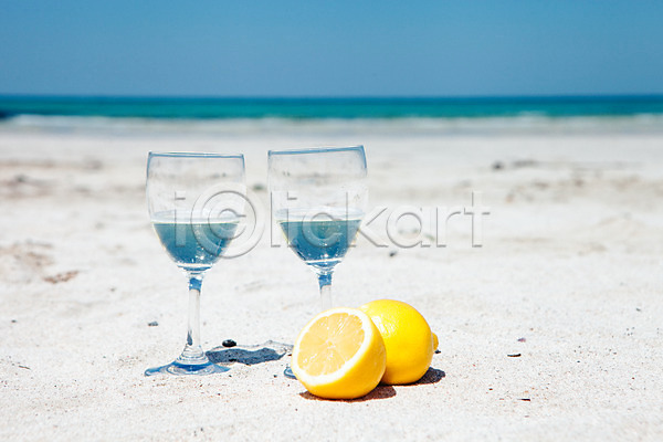 사람없음 JPG 아웃포커스 포토 건배 김녕해수욕장 들기 레몬 맑음 모래사장 바캉스 야외 여름(계절) 여름휴가 오브젝트 와인 와인잔 제주도 주간 해변
