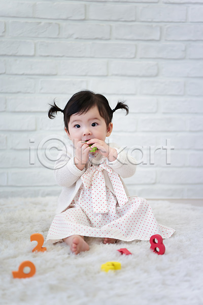 귀여움 보호 성장 아기 여자 여자아기한명만 한국인 한명 JPG 앞모습 포토 교구 교육 들기 물기(모션) 숫자블록 스튜디오촬영 실내 앉기 유아교구 응시 전신 캐주얼