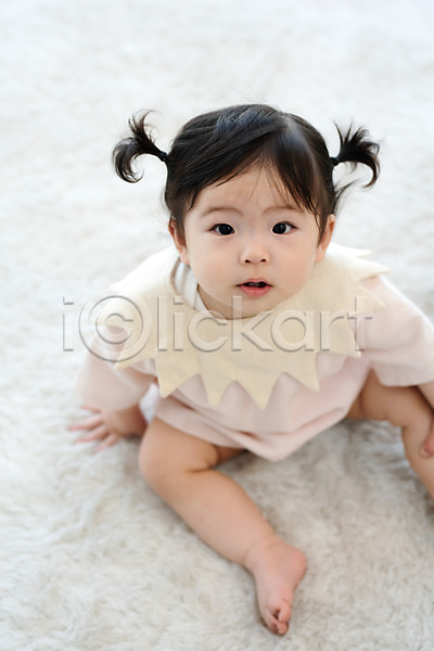 귀여움 보호 성장 아기 여자 여자아기한명만 한국인 한명 JPG 앞모습 포토 하이앵글 스튜디오촬영 실내 앉기 올려보기 전신 캐주얼
