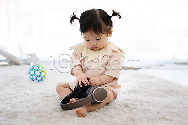 귀여움 보호 성장 아기 여자 여자아기한명만 한국인 한명 JPG 앞모습 포토 들기 스튜디오촬영 실내 앉기 응시 장난감 전신 캐주얼 헤드셋