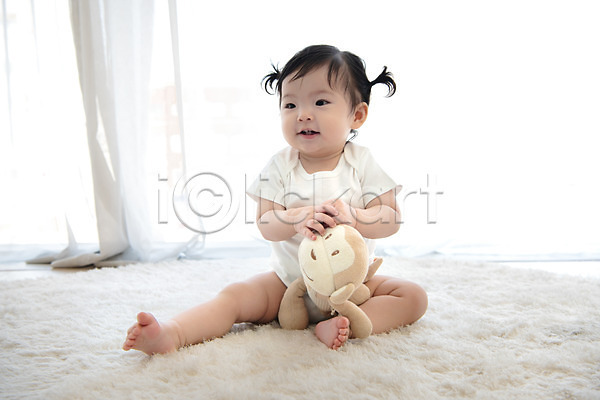 귀여움 보호 성장 즐거움 행복 아기 여자 여자아기한명만 한국인 한명 JPG 앞모습 포토 놀이 들기 미소(표정) 스튜디오촬영 실내 앉기 애착인형 인형 전신