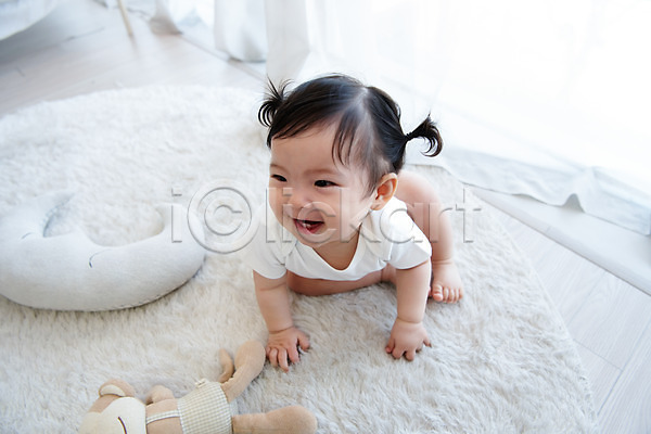 귀여움 보호 성장 즐거움 행복 아기 여자 여자아기한명만 한국인 한명 JPG 앞모습 포토 미소(표정) 스튜디오촬영 실내 앉기 웃음 인형 전신