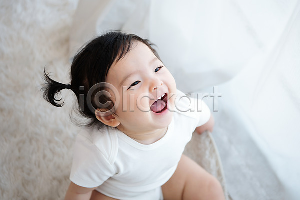 귀여움 보호 성장 즐거움 행복 아기 여자 여자아기한명만 한국인 한명 JPG 앞모습 포토 상반신 스튜디오촬영 실내 앉기 올려보기 웃음