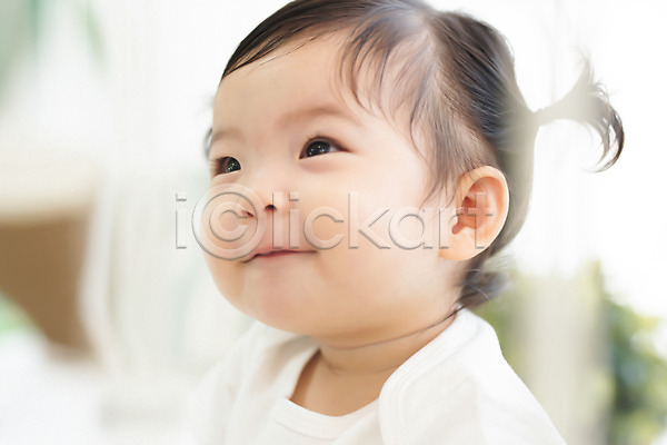 귀여움 보호 성장 즐거움 행복 아기 여자 여자아기한명만 한국인 한명 JPG 근접촬영 아웃포커스 포토 미소(표정) 상반신 스튜디오촬영 실내 앉기 응시