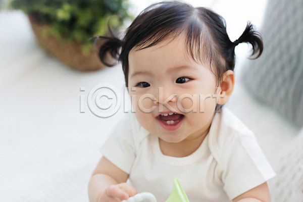 귀여움 보호 성장 즐거움 행복 아기 여자 여자아기한명만 한국인 한명 JPG 근접촬영 앞모습 포토 들기 미소(표정) 상반신 스튜디오촬영 실내 앉기 웃음 장난감