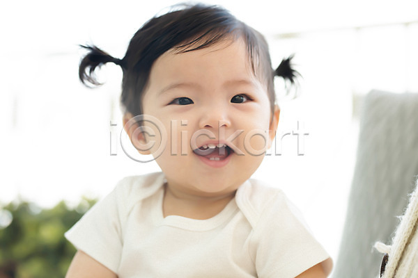귀여움 보호 성장 즐거움 행복 아기 여자 여자아기한명만 한국인 한명 JPG 근접촬영 앞모습 포토 미소(표정) 상반신 스튜디오촬영 실내 앉기 웃음