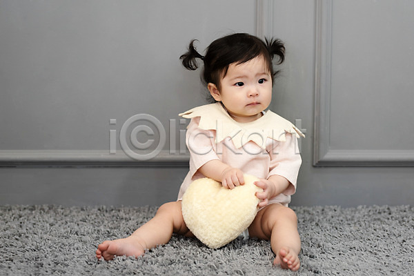 귀여움 보호 성장 아기 여자 여자아기한명만 한국인 한명 JPG 앞모습 포토 기저귀 스튜디오촬영 실내 앉기 응시 전신 캐주얼 쿠션